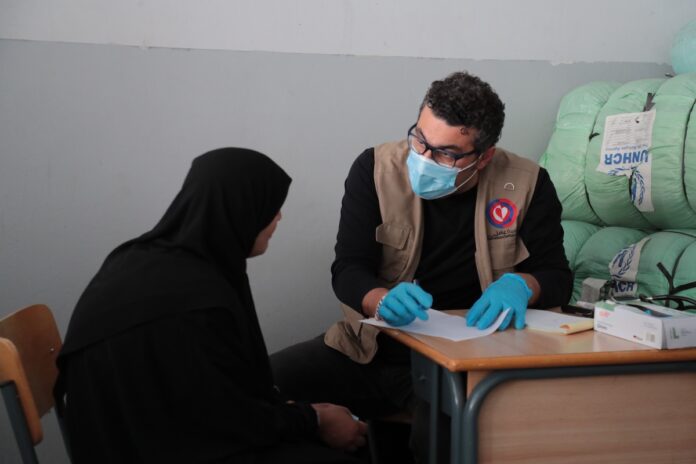 Un médecin de la Fondation internationale Amel examine la situation d'une personne déplacée à la Faculté d'éducation de l'Université libanaise de Beyrouth.